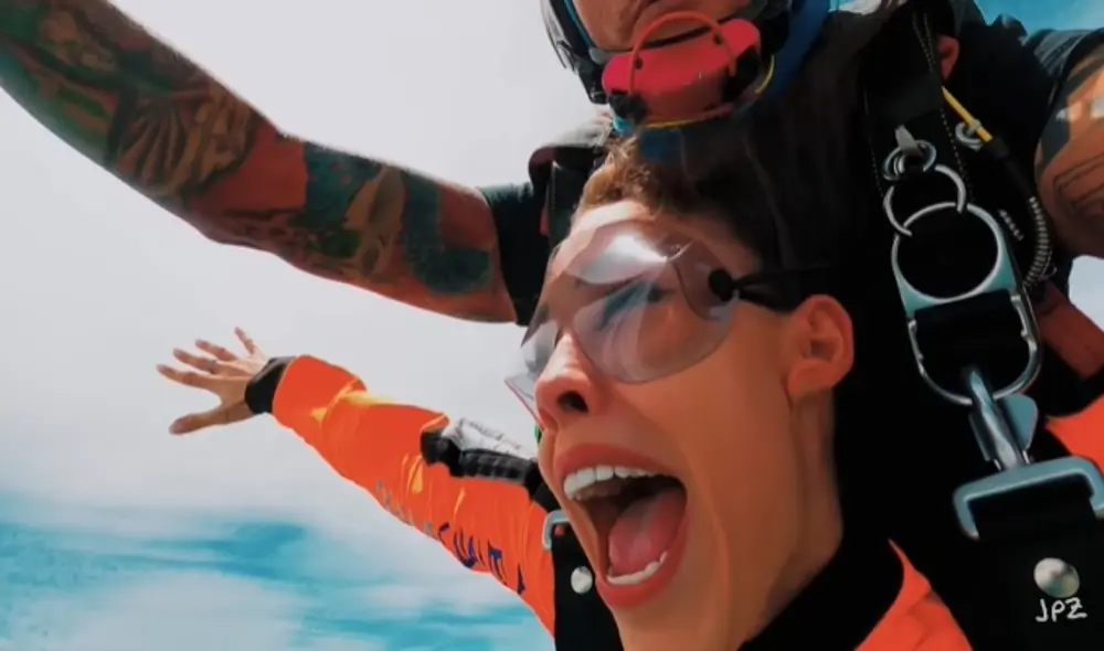 En compañía de Macarena Achaga y Alex Hoyer en una cita doble, Danna Paola y Juanpa Zurita se lanzaron de un paracaídas. Foto: Juanpa Zurita/YouTube