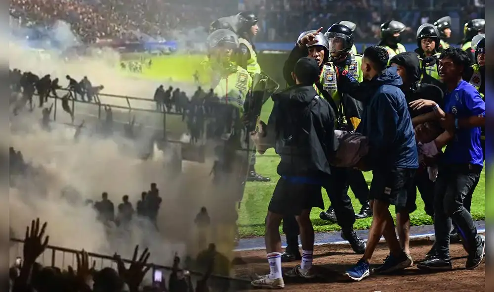 Lo ocurrido en Indonesia es una de las peores tragedias en la historia del fútbol. Foto: composición LR/Twitter/AFP Lo ocurrido en Indonesia es una de las peores tragedias en la historia del fútbol. Foto: composición LR/Twitter/AFP