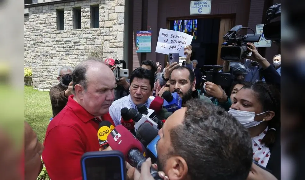 López Aliaga declaró ante la prensa tras salir de una misa. Foto: Carlos Félix/La República