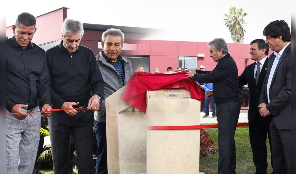 Juan Carlos Oblitas vistió la camiseta de Universitario en su etapa de futbolista. Foto: composición LR/Universitario Juan Carlos Oblitas vistió la camiseta de Universitario en su etapa de futbolista. Foto: composición LR/Universitario