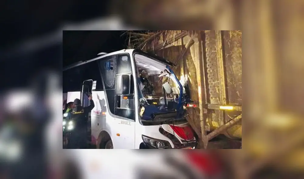 Empotrado en una carreta del tráiler quedó el bus que venía de Cascas. Foto: SAMU Empotrado en una carreta del tráiler quedó el bus que venía de Cascas. Foto: SAMU