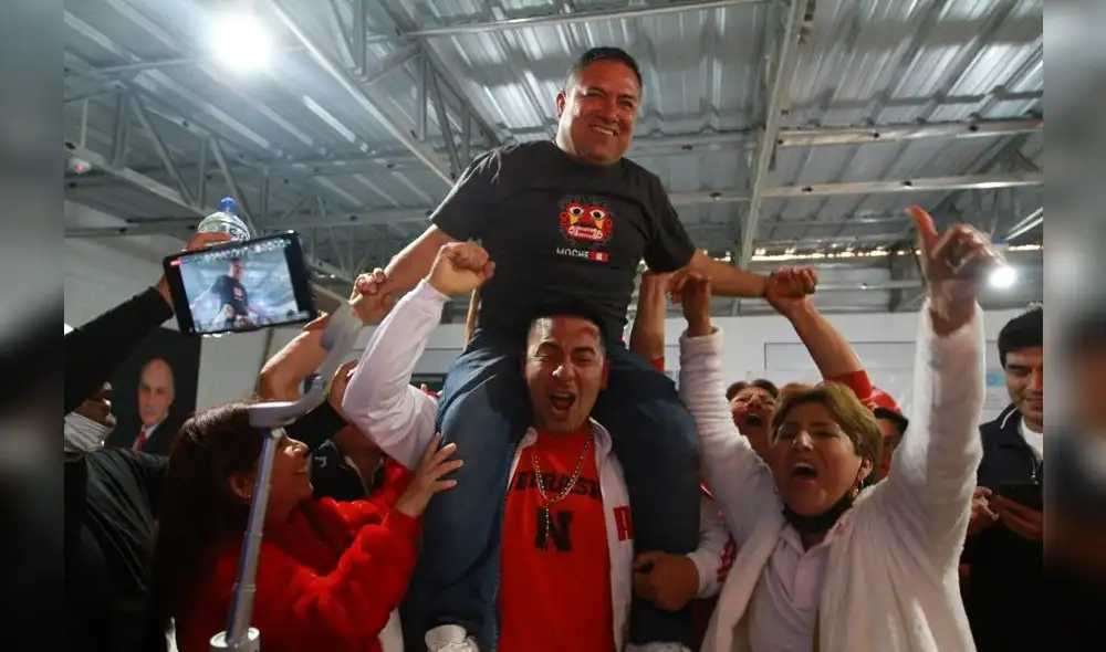 Fernández fue cargado en hombros tras el flash electoral. Foto: La República Fernández fue cargado en hombros tras el flash electoral. Foto: La República