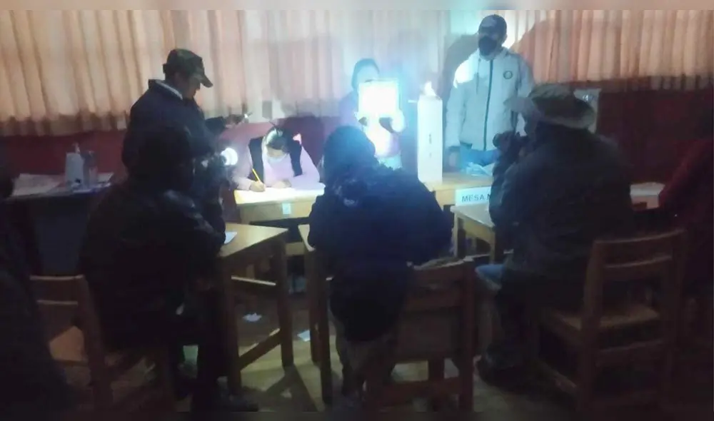 Los miembros de mesa y personal del organismo electoral tuvieron que realizar el conteo con velas, linternas y luz de celulares. Foto: Onda Azul Los miembros de mesa y personal del organismo electoral tuvieron que realizar el conteo con velas, linternas y luz de celulares. Foto: Onda Azul