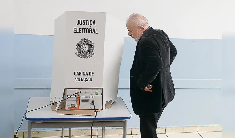 Desilusionado. Lula fotografiado luego de emitir su voto. Busca el "bloque democrático" Foto: EFE Desilusionado. Lula fotografiado luego de emitir su voto. Busca el "bloque democrático" Foto: EFE