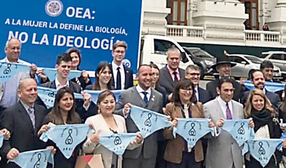 Una más. Camión ingresó a plaza Bolivar. ¿Quién lo autorizó? Foto: difusión