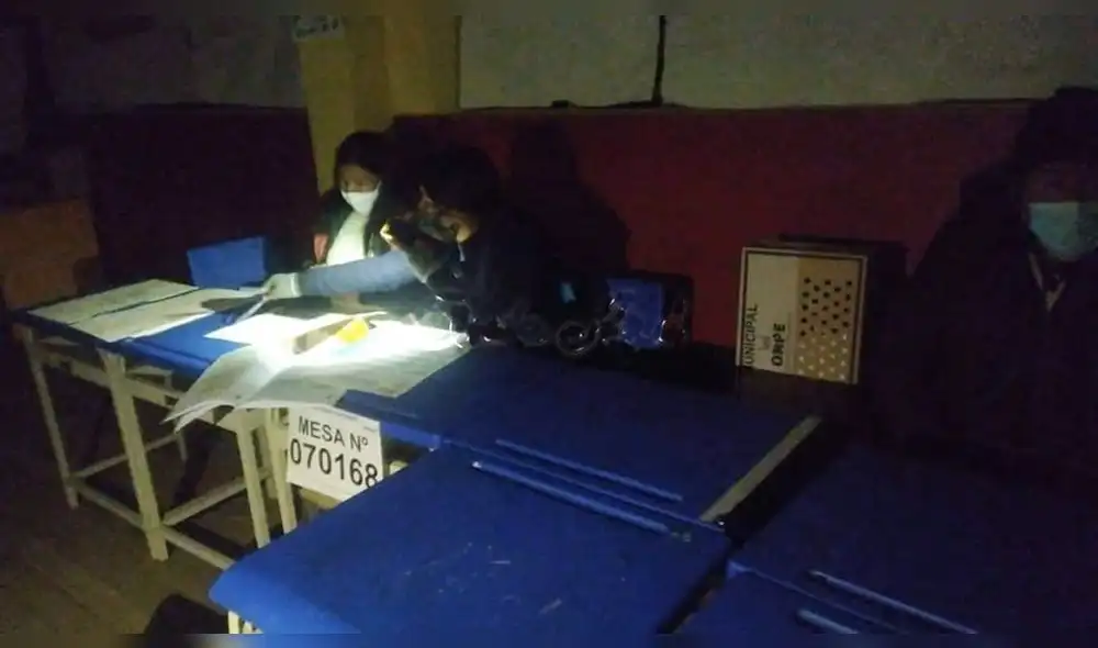 Lamentable. Contaron votos en tinieblas por corte de luz.