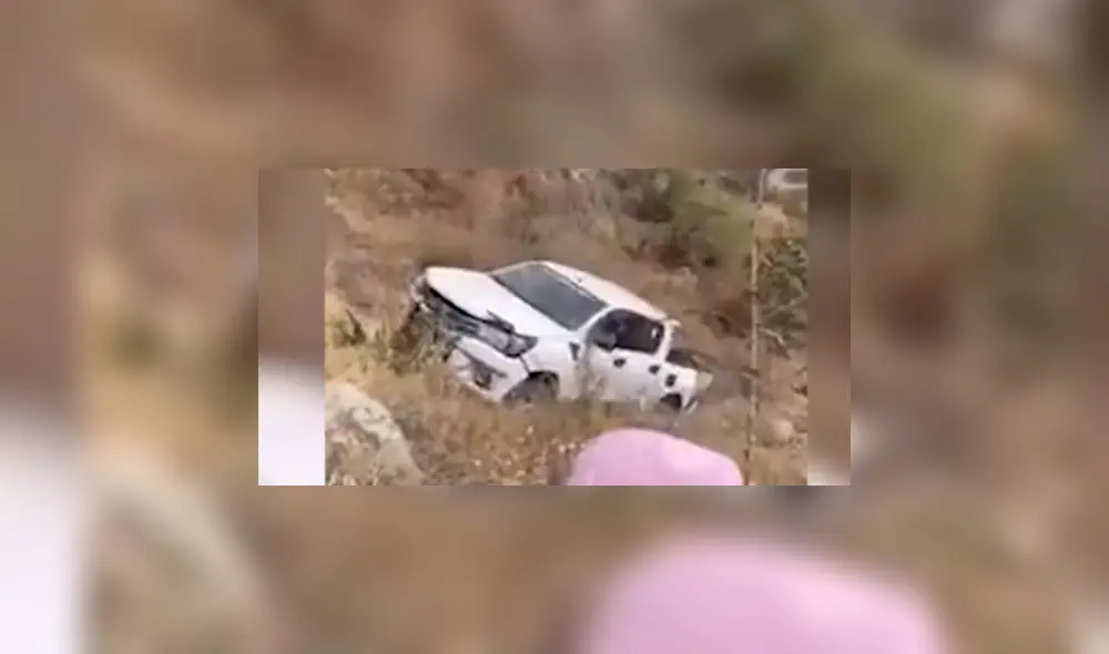 Chofer de camioneta intentó subir su auto. Foto: capturad video Facebook