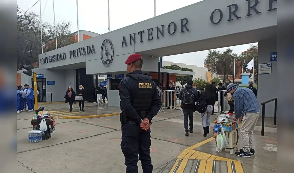 Mensaje preocupó a los padres de familia, estudiantes y autoridades de la universidad. Foto: La República/Yolanda Goicochea Mensaje preocupó a los padres de familia, estudiantes y autoridades de la universidad. Foto: La República/Yolanda Goicochea