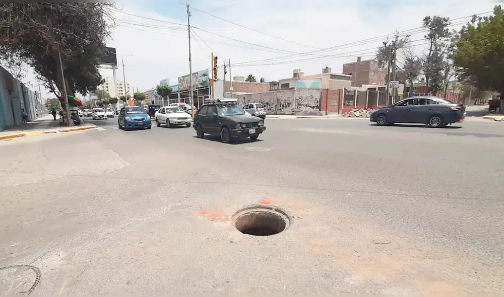 Buzón sin tapa se encuentra en la intersección de la calle Las Moras y la avenida Salaverry. Foto: La República / Carlos Romero