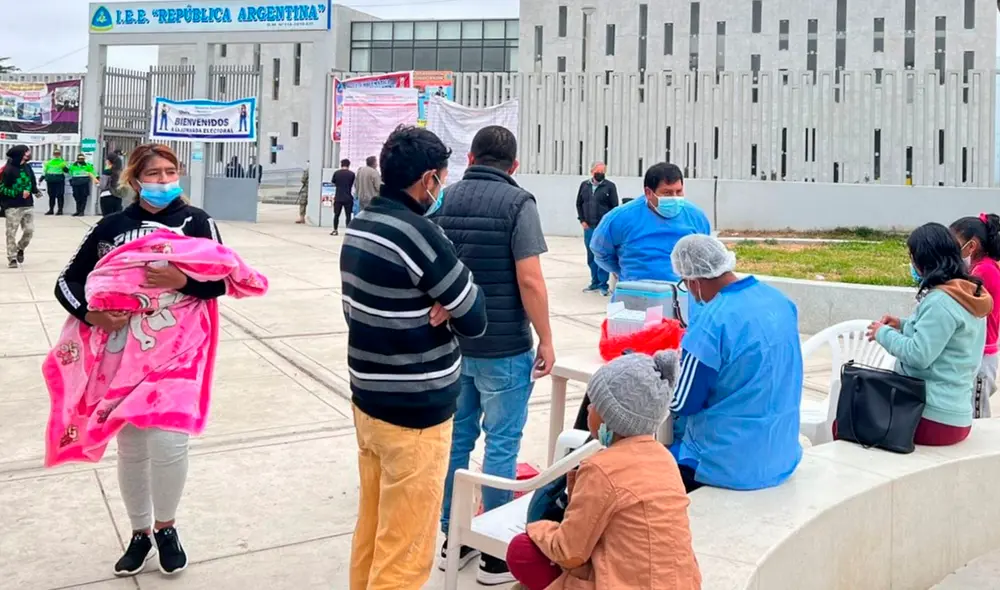 El personal se instaló a las afueras de los locales de votación. Foto: Red de Salud Sur