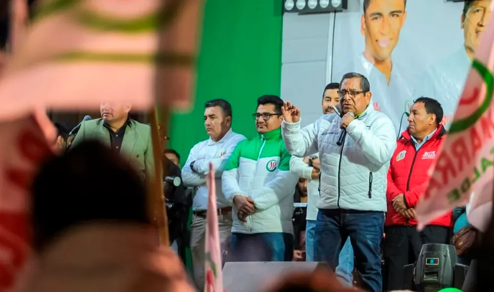 Lo curioso de esta elección es que el segundo y tercer lugar fueron ocupados por candidatos que el JEE excluyó durante el proceso electoral. Foto: JP Lo curioso de esta elección es que el segundo y tercer lugar fueron ocupados por candidatos que el JEE excluyó durante el proceso electoral. Foto: JP