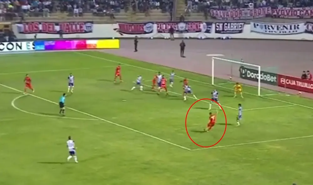 Campos apareció en el primer minuto para evitar el gol de César Vallejo. Foto: captura GolPerú