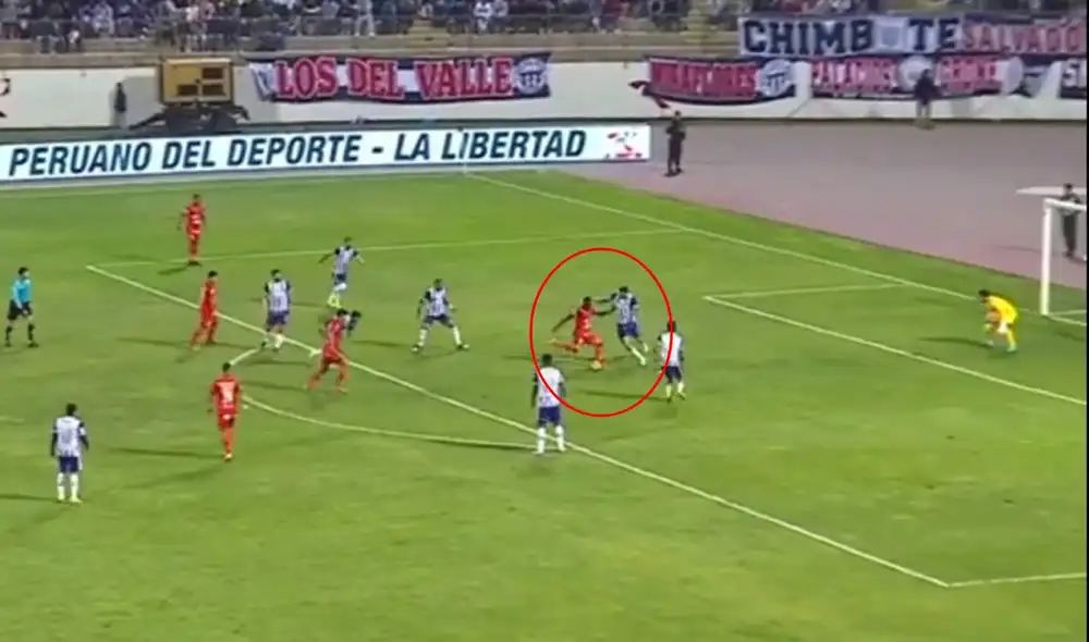 Mena superó la defensa blanquiazul y anotó el 1-0. Foto: captura GolPerú