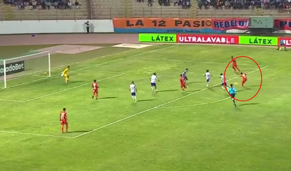 Ramírez sacó el bombazo luego de una mala marca de la defensa de Alianza Lima. Foto: captura GolPerú Ramírez sacó el bombazo luego de una mala marca de la defensa de Alianza Lima. Foto: captura GolPerú