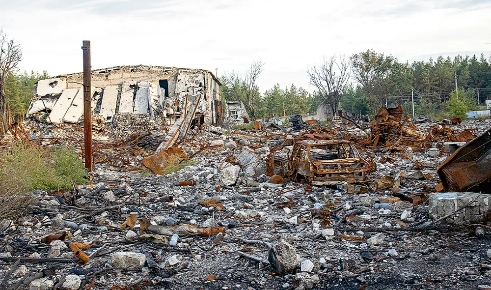 Zona de guerra. Los escombros de un centro comercial se confunden con los restos de automóviles y vehículos militares destruidos en los últimos días tras la contraofensiva ucraniana. Foto: Carlo Bravo Ruíz