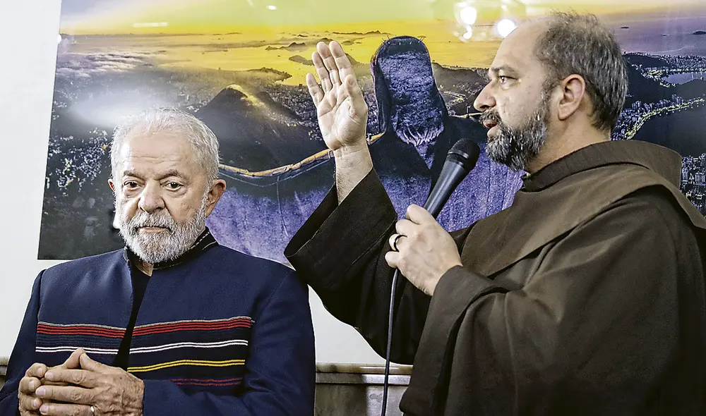 A Dios rogando. Lula recibe la bendición de un fraile para demostrar que no es el demonio. Foto: EFE