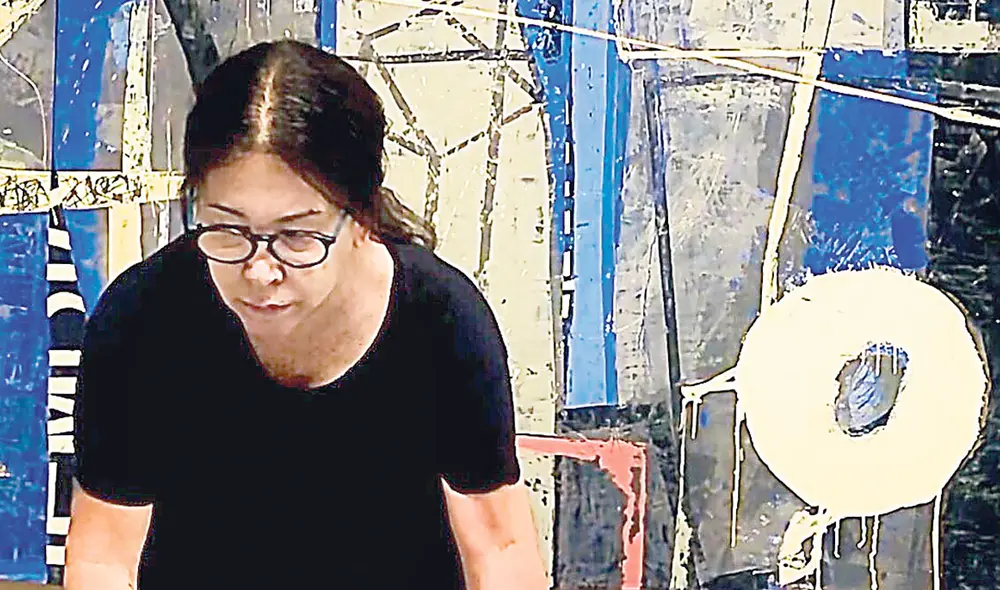 Obras. Sara Merel en pleno trabajo de montaje de sus obras en su reciente muestra. Foto: difusión Obras. Sara Merel en pleno trabajo de montaje de sus obras en su reciente muestra. Foto: difusión