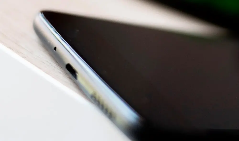 Las marcas suelen diseñar muy pequeño este orificio para evitar que las personas inserten agujas. Foto: Andro4all