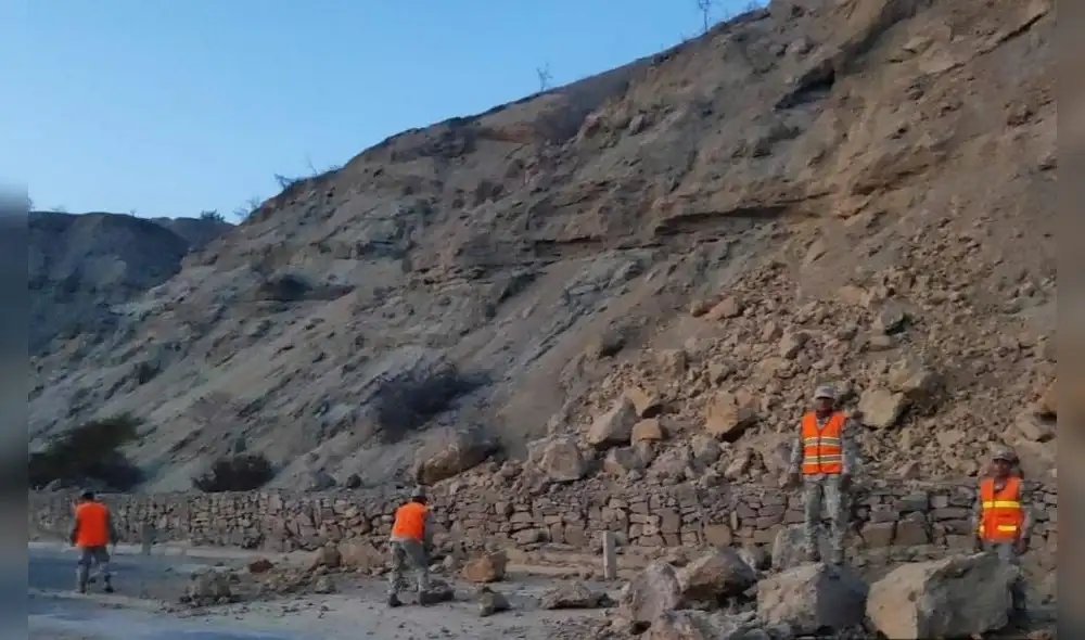 A horas de la mañana, soldados del Ejército retiraron rocas que obstaculizaban la vía de Sullana a La Huaca. Foto: Ejército Peruano