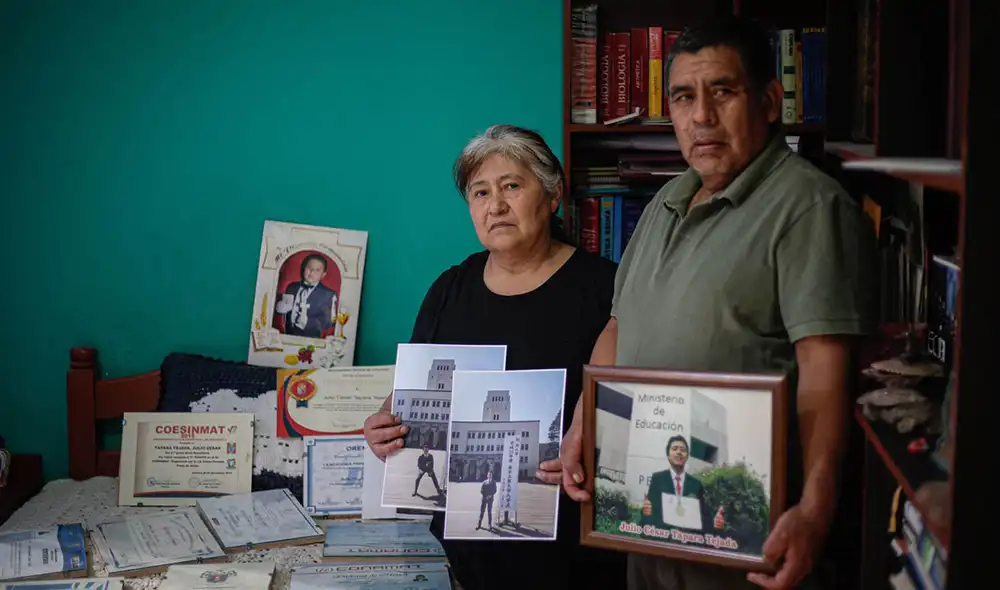 Padres de Julio Tapara mostraron los recuerdos de su hijo, quien siempre destacó desde pequeño. Foto: Rodrigo Talavera/La República Padres de Julio Tapara mostraron los recuerdos de su hijo, quien siempre destacó desde pequeño. Foto: Rodrigo Talavera/La República