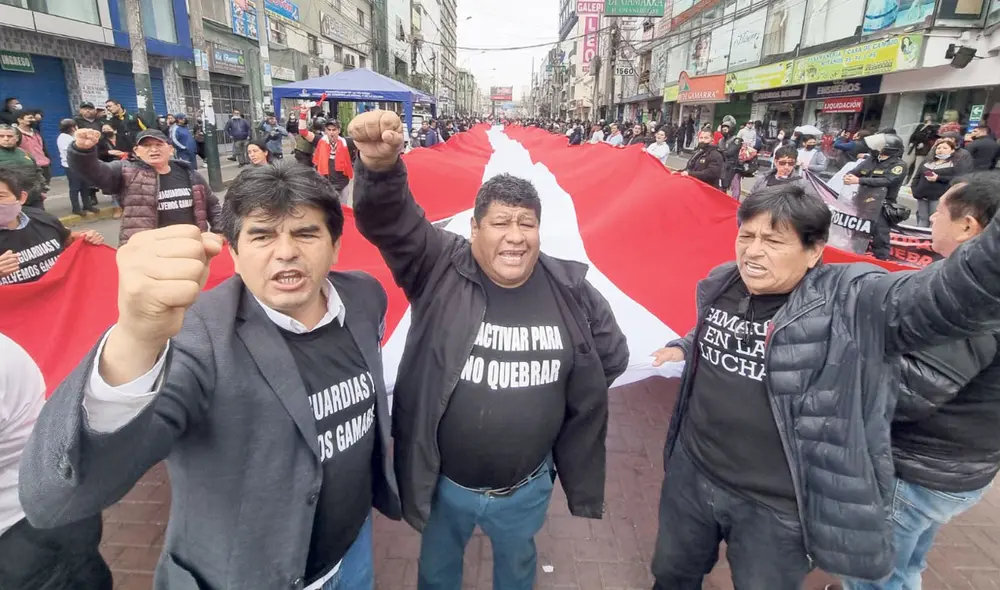 Reclamo. Decenas de microempresarios tomaron las calles para manifestar su rechazo a la dejadez del Gobierno en materia de reactivación del sector mype.