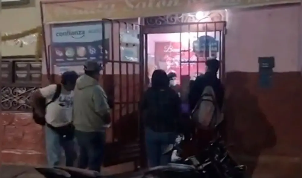El establecimiento donde se efectuó el robo se ubica al frente del parque principal de Olmos. Foto: captura de video/Olmos Ya El establecimiento donde se efectuó el robo se ubica al frente del parque principal de Olmos. Foto: captura de video/Olmos Ya