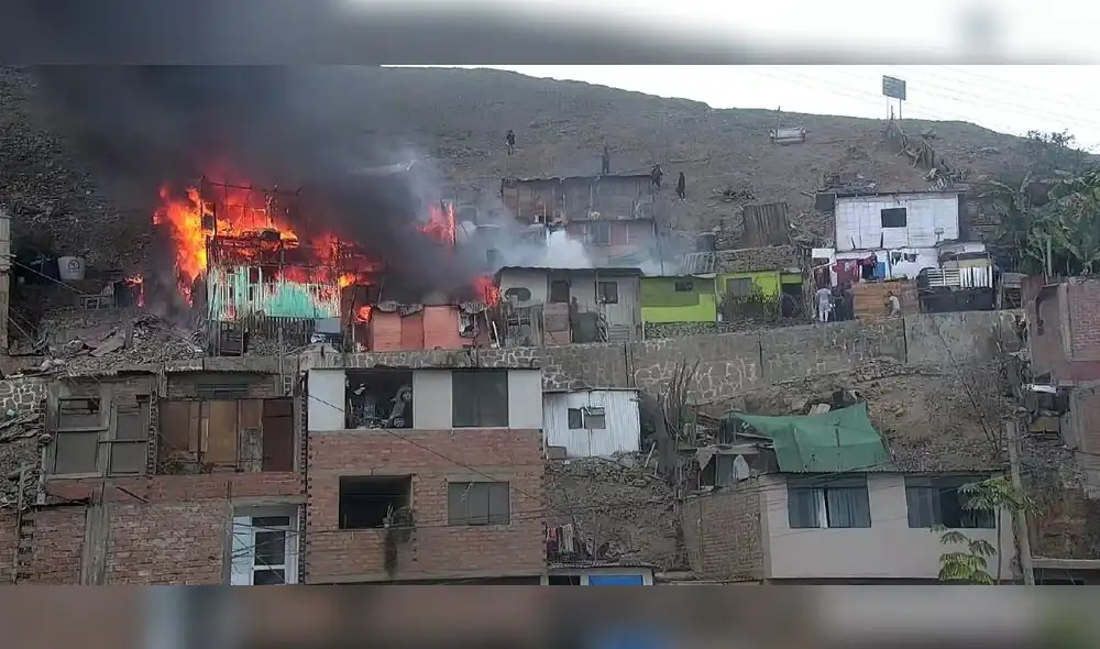 Un incendio se reportó en el distrito Los Olivos este jueves 6 de octubre. Foto: URPI/LR-Norte Un incendio se reportó en el distrito Los Olivos este jueves 6 de octubre. Foto: URPI/LR-Norte