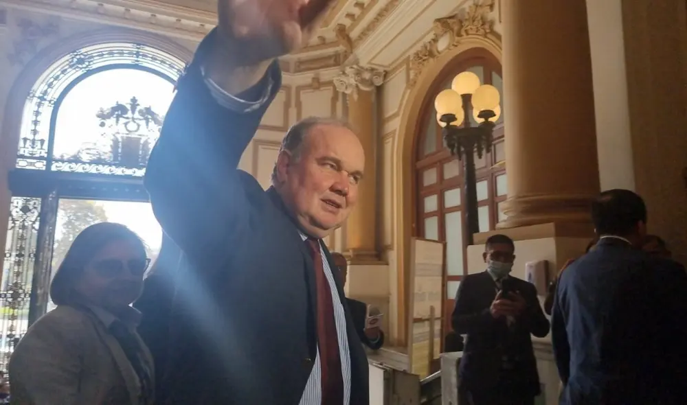 Rafael López Aliaga llegó a la sede del Congreso este jueves 6 de octubre. Foto: Omar Coca / URPI-LR