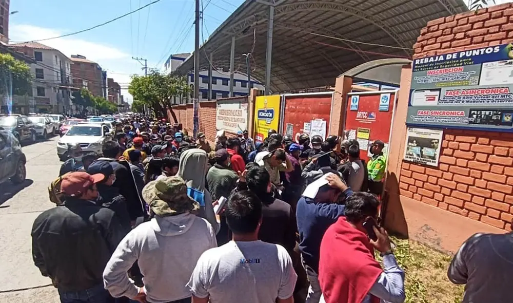 Los usuarios pidieron que se asigne más personal para la atención. Foto: Alexander Flores/URPI