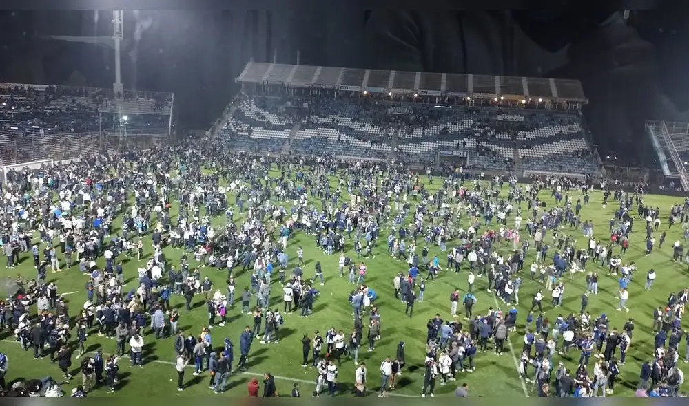 Gas lacrimógeno generó caos en las gradas del estadio de Gimnasia La Plata. Foto: Twitter/ Nicolás Nardini Gas lacrimógeno generó caos en las gradas del estadio de Gimnasia La Plata. Foto: Twitter/ Nicolás Nardini