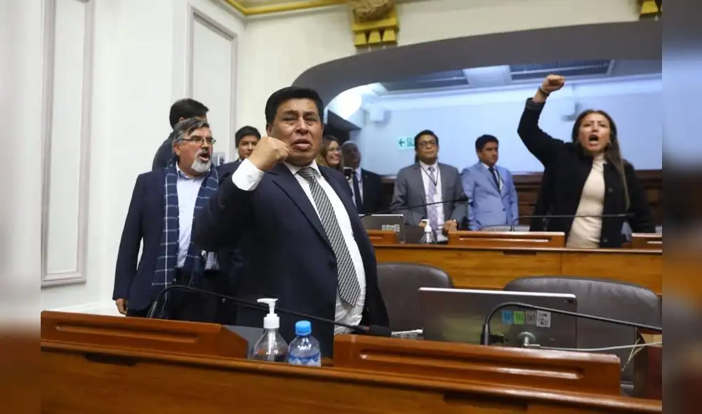 Alex Paredes y Pasión Dávila celebran votación en el Pleno. Foto: Congreso Alex Paredes y Pasión Dávila celebran votación en el Pleno. Foto: Congreso