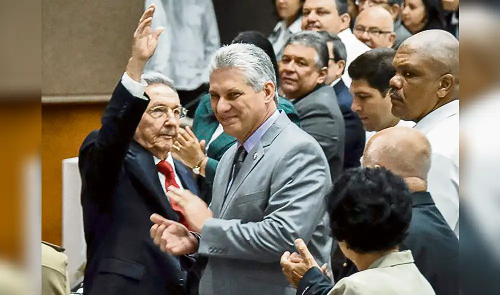 Rodeados. Presidente Miguel Díaz-Canel con Raúl Castro. Foto: EFE Rodeados. Presidente Miguel Díaz-Canel con Raúl Castro. Foto: EFE