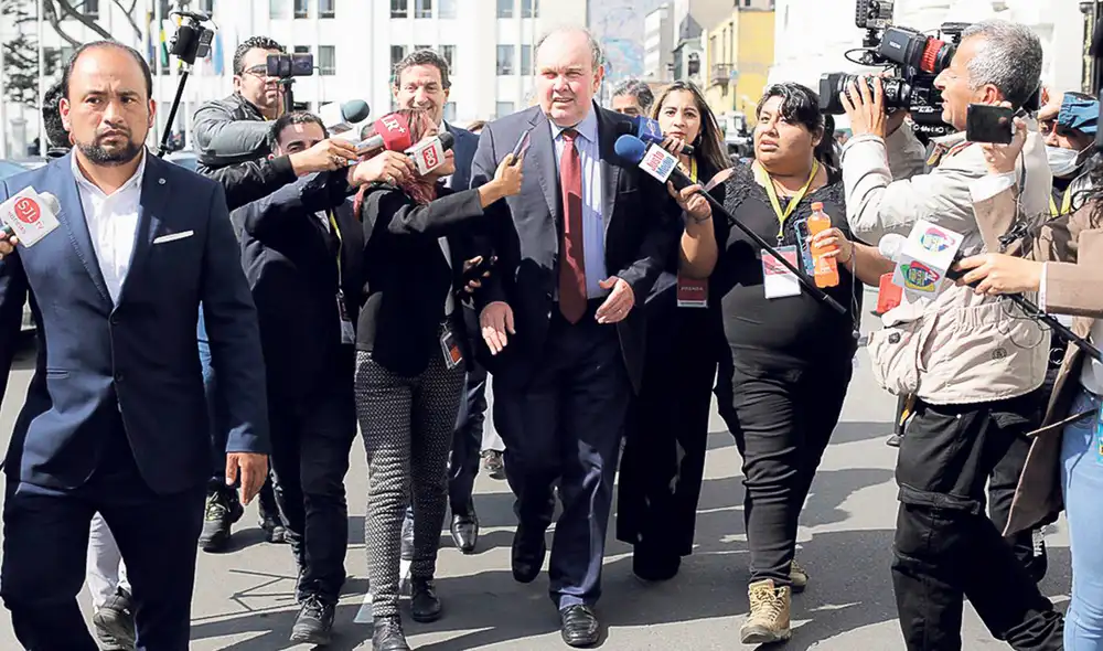 Errado. Pese a la opinión de los técnicos, Rafael López Aliaga insiste en su negativa a reunirse con el jefe del Ejecutivo. Parece no haber en su entorno alguien que lo haga entrar en razón. Foto: Gerardo Marín/La República