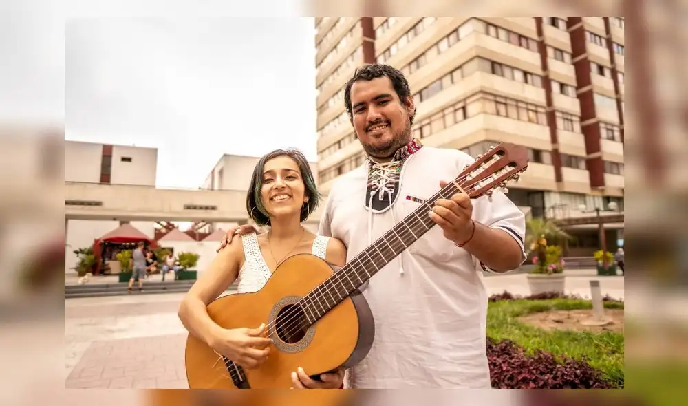 En concierto con temas propios y del folklore peruanos y latinoamericanos
