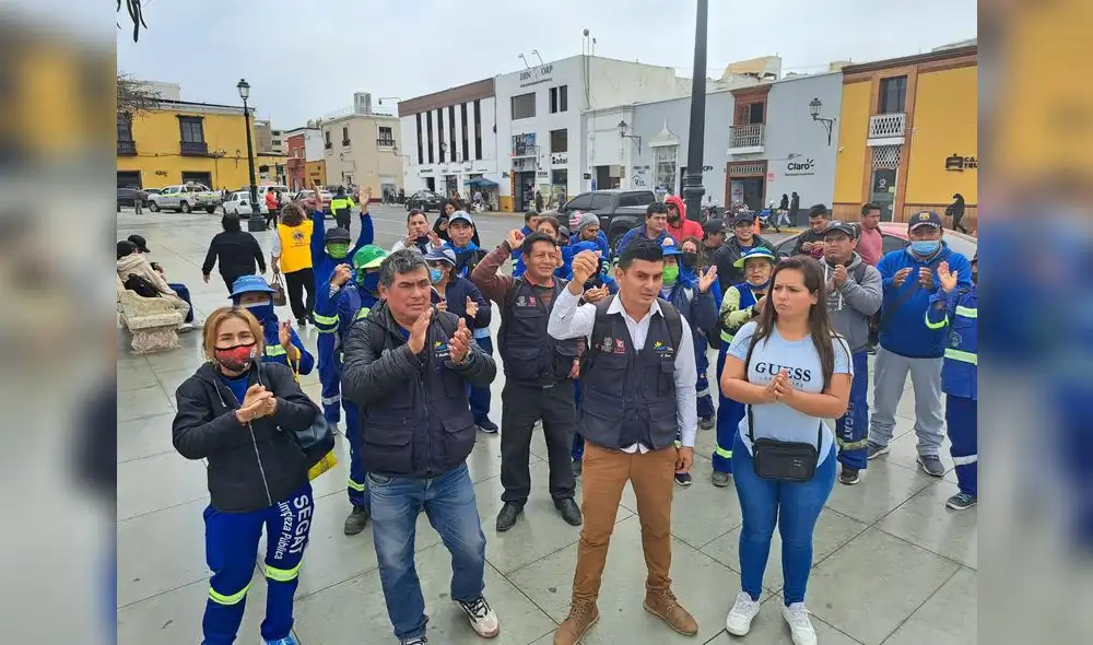 Plantón de obreros del Segat se acató en plaza de Armas. Foto: H. Rodríguez/La República
