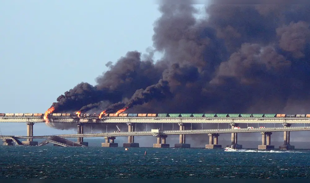 Un incendio gigante se desató, en las primeras horas del sábado, en el puente que conecta la península de Crimea y Rusia. Foto: AFP Un incendio gigante se desató, en las primeras horas del sábado, en el puente que conecta la península de Crimea y Rusia. Foto: AFP
