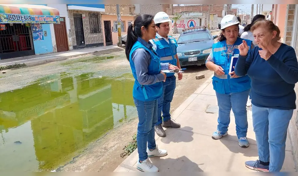 Especialistas de la Sunass atienden denuncias de desborde de desagües en calle Lima de Pimentel. Foto: Sunass.