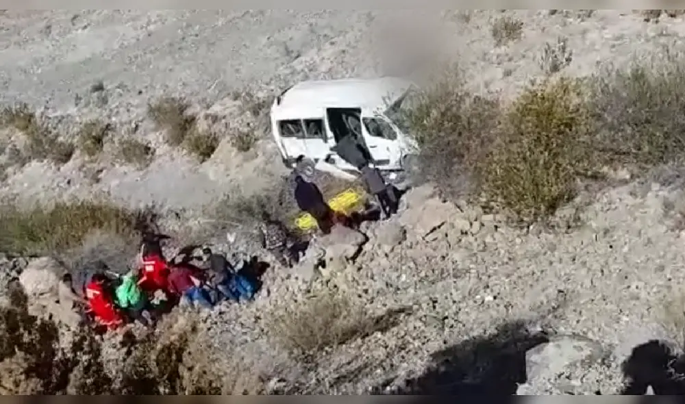 Una minivan se despistó y cayó a un barranco. Foto: captura de Radio Armonía Aymara