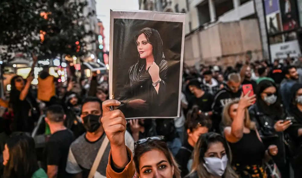 Mártir. Manifestantes con retrato de Mahsa Amini, fallecida tras ser detenida por la Policía. Foto: agencias.