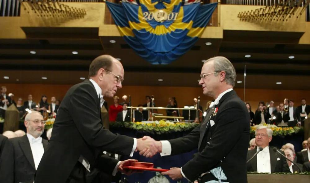 Ciencia. Arriba, cuando ganó el Nobel de Química en 2001. Abajo, foto reciente. Foto: agencias. Ciencia. Arriba, cuando ganó el Nobel de Química en 2001. Abajo, foto reciente. Foto: agencias.