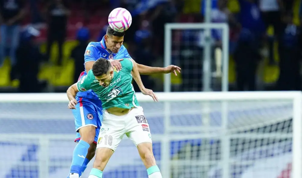 Cruz Azul y León juegan en el Estadio Azteca. Foto: Club León Cruz Azul y León juegan en el Estadio Azteca. Foto: Club León