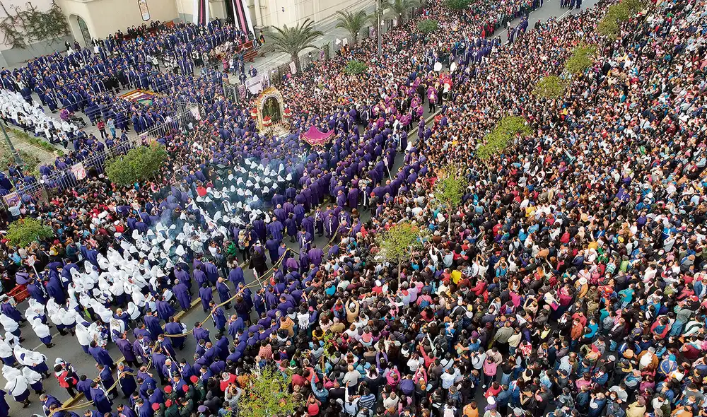 Con fe. Miles acompañaron la imagen en su primer recorrido por las calles del Centro. Foto: difusión Con fe. Miles acompañaron la imagen en su primer recorrido por las calles del Centro. Foto: difusión