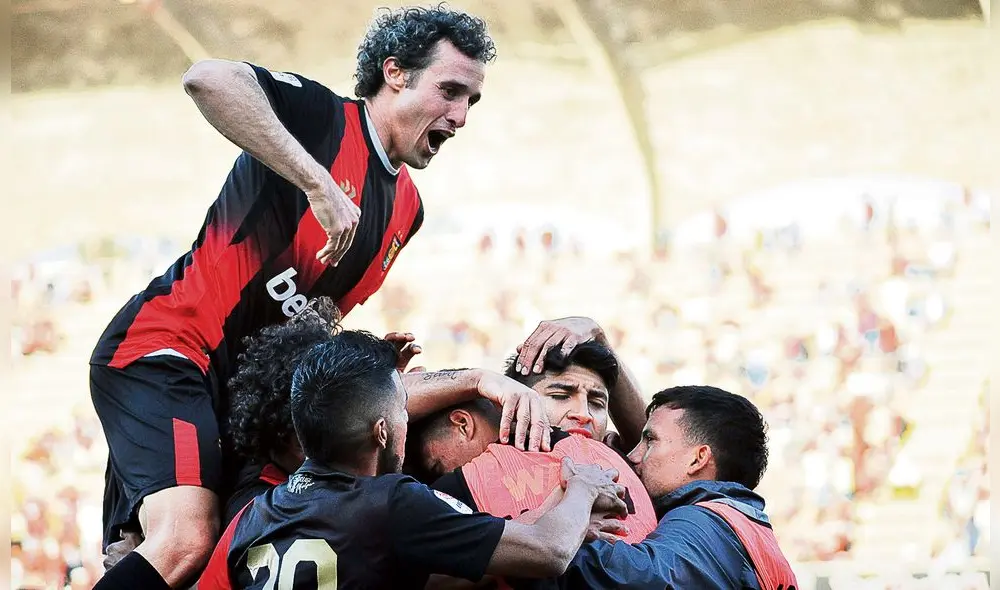 Campeón. Orzán posa con el plato del título del Apertura. Argentino es león en la cancha y un soldado de Cristo. Foto: La República