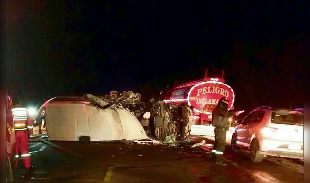 Accidente. Minivan se estrelló con camión pesado. Foto: Cortesía Accidente. Minivan se estrelló con camión pesado. Foto: Cortesía