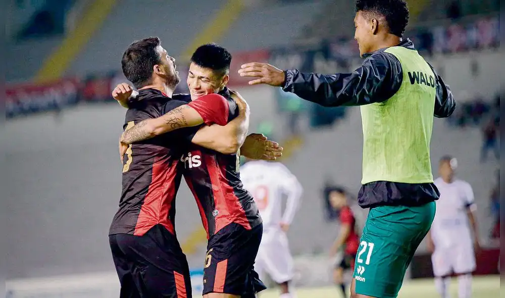 Abrazo. Tras pase de Cuesta , Kenji Cabrera marcó su primer gol como profesional. Abrazo. Tras pase de Cuesta , Kenji Cabrera marcó su primer gol como profesional.