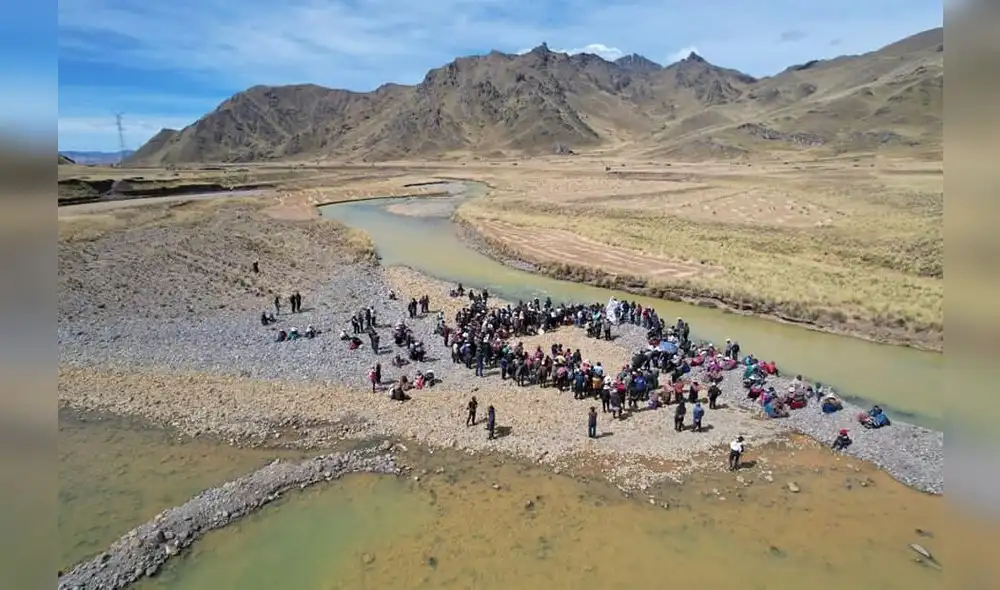 Comuneros se reúnen.