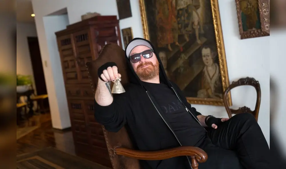 En modo personaje, en la casa de 
su madre en San Isidro, haciendo 
sonar la campanita. Foto: Antonio 
Melgarejo
