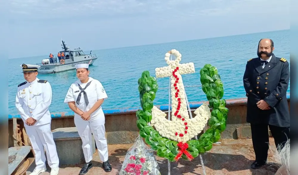 La ceremonia se realizó a bordo de una embarcación y, frente a la costa paiteña, se arrojó al mar 2 ofrendas florales. Foto: Juan Nunura