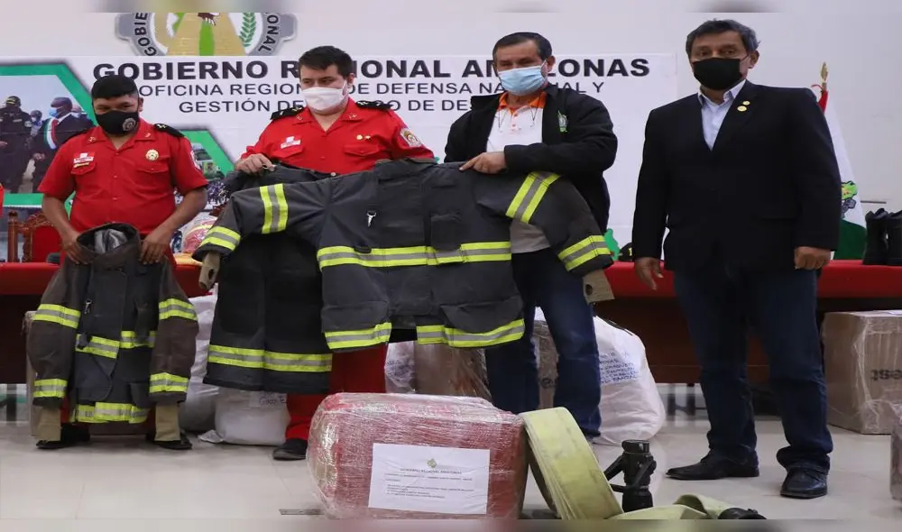 Bomberos de Amazonas reciben trajes y mangueras contra incendios. Foto: GRA. Bomberos de Amazonas reciben trajes y mangueras contra incendios. Foto: GRA.
