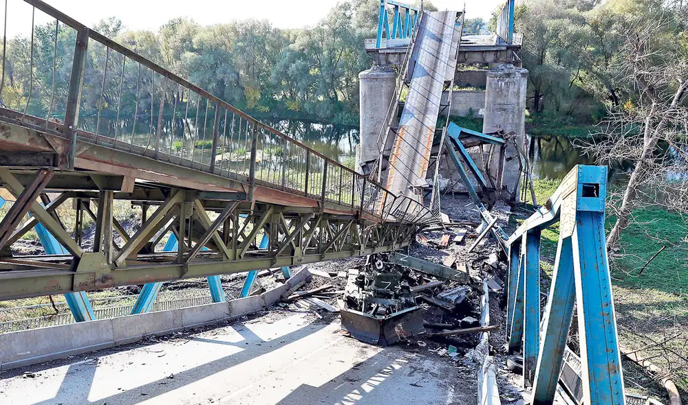 Objetivos civiles. Un puente sobre el río Siversky, en la región del Donets, fue destruido por los bombardeos de este fin de semana. Foto: EFE